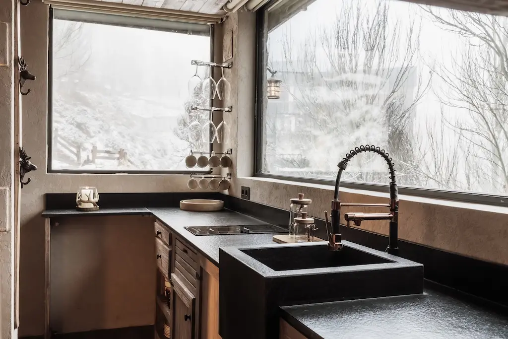 Cocina con fregadero bajo la ventana