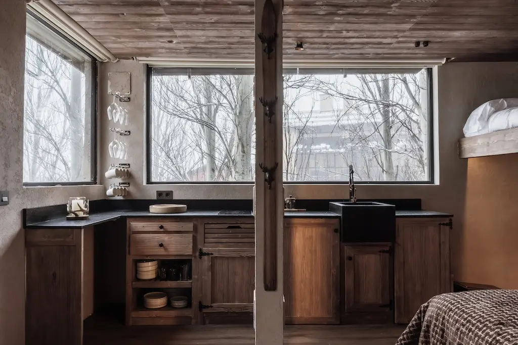 Cocina equipada con grandes ventanas