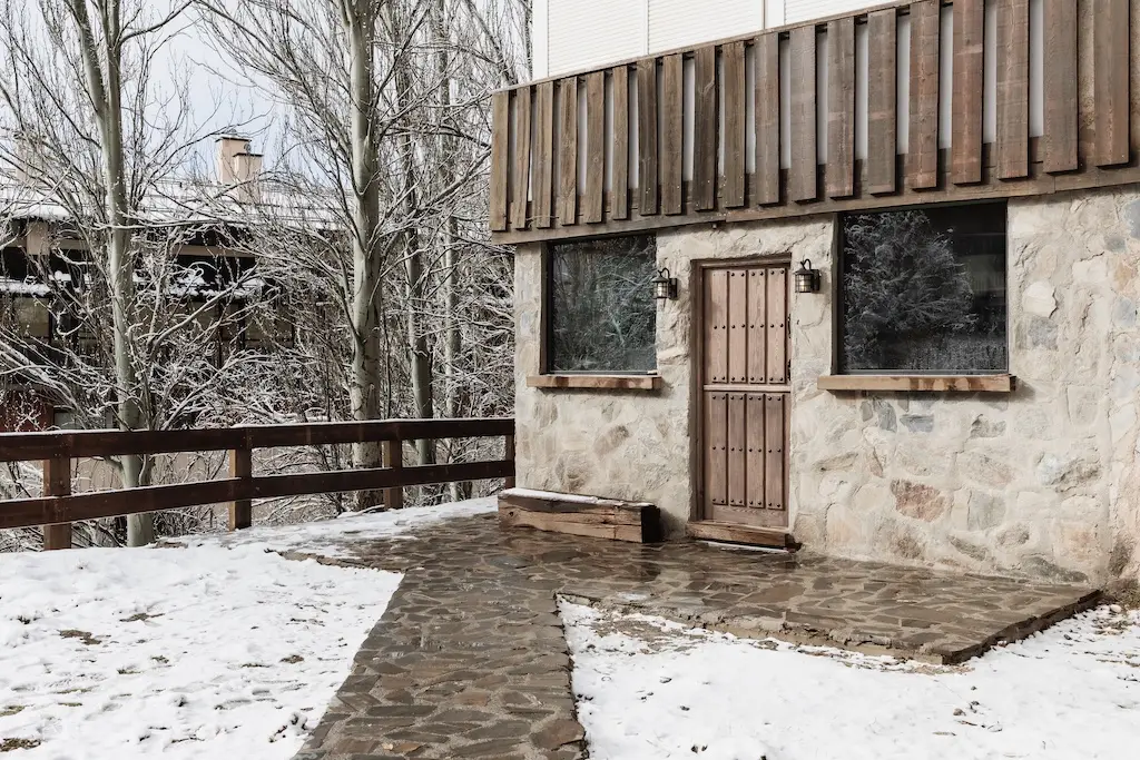 Entrada a La Cabane en invierno