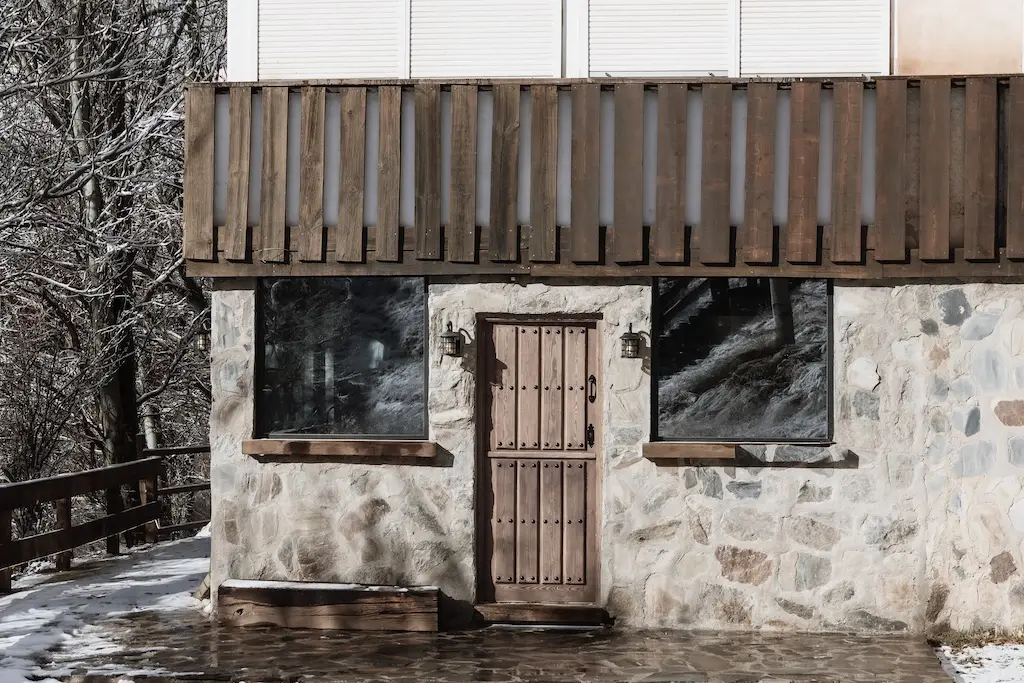 Fachada de piedra y madera de La Cabane