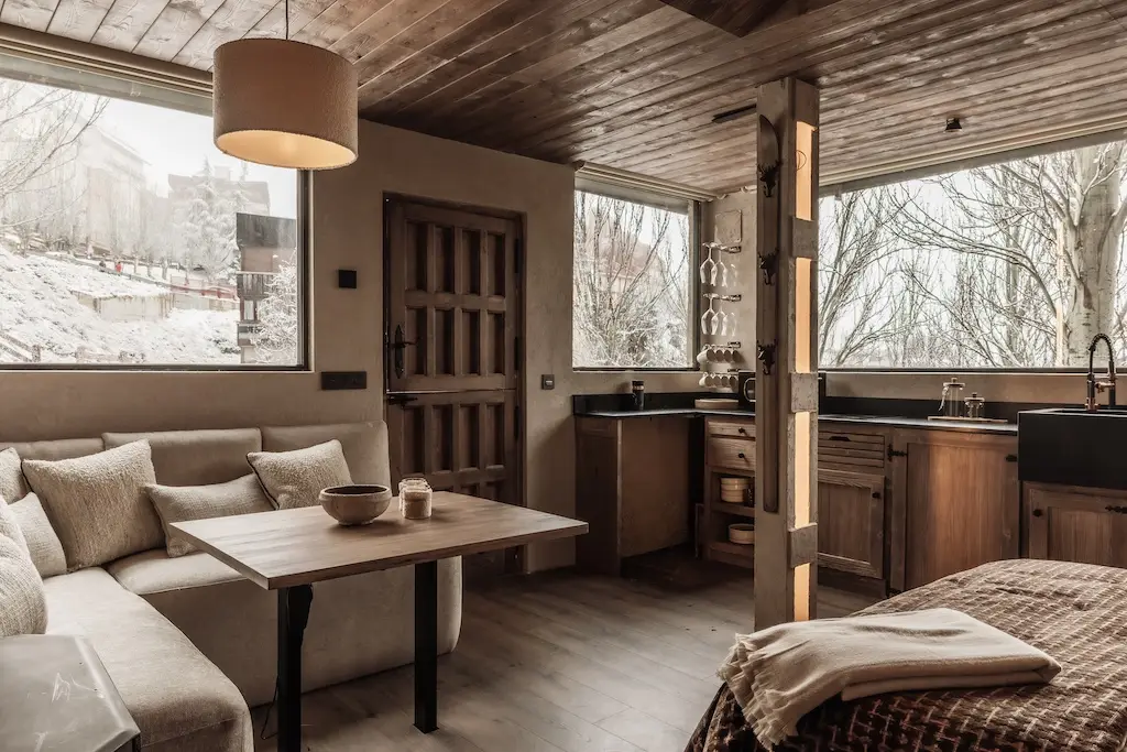 Salón con sofá y cocina al fondo