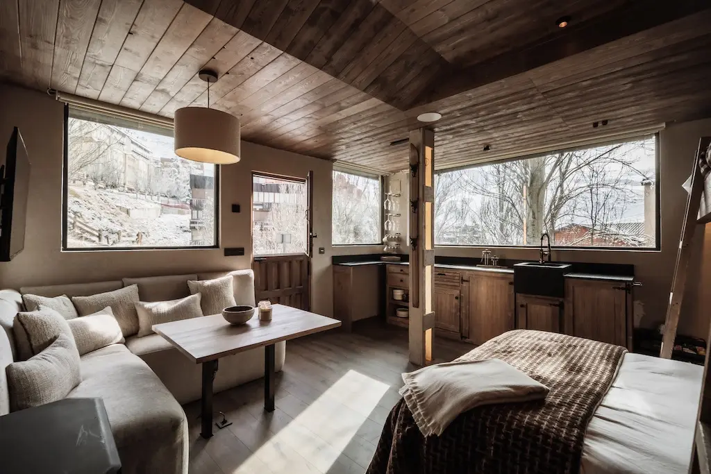 Salón abierto y zona de dormir de La Cabane