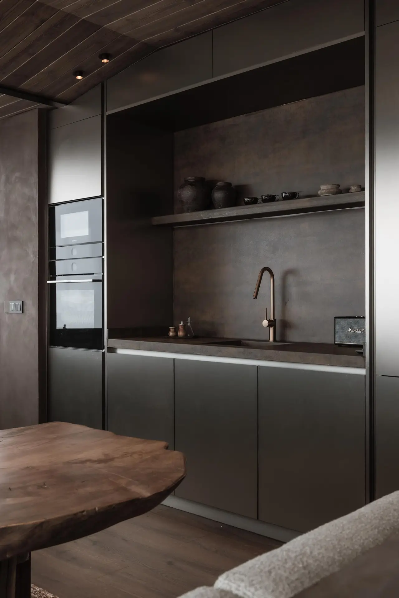 Cocina equipada con acabados oscuros