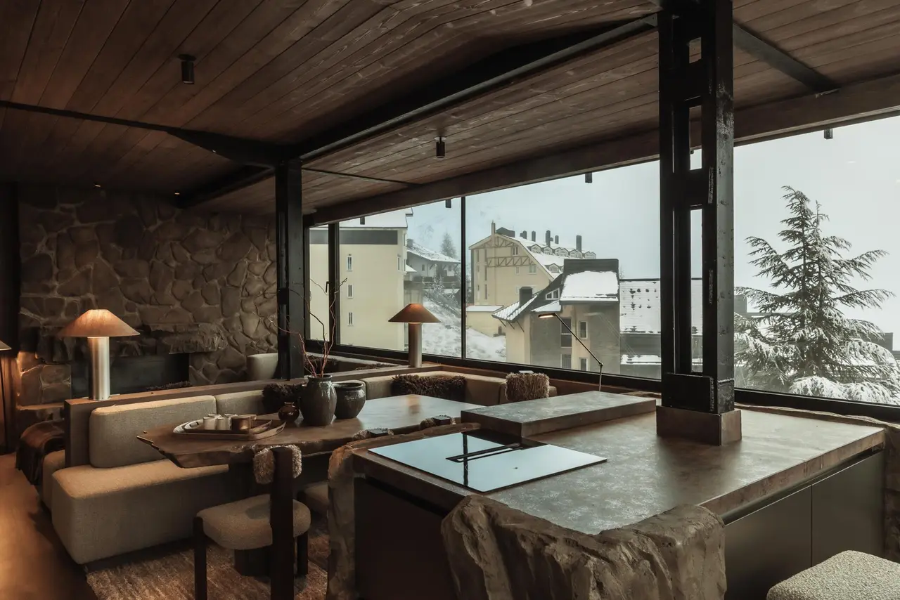 Comedor junto al ventanal con vistas a la nieve