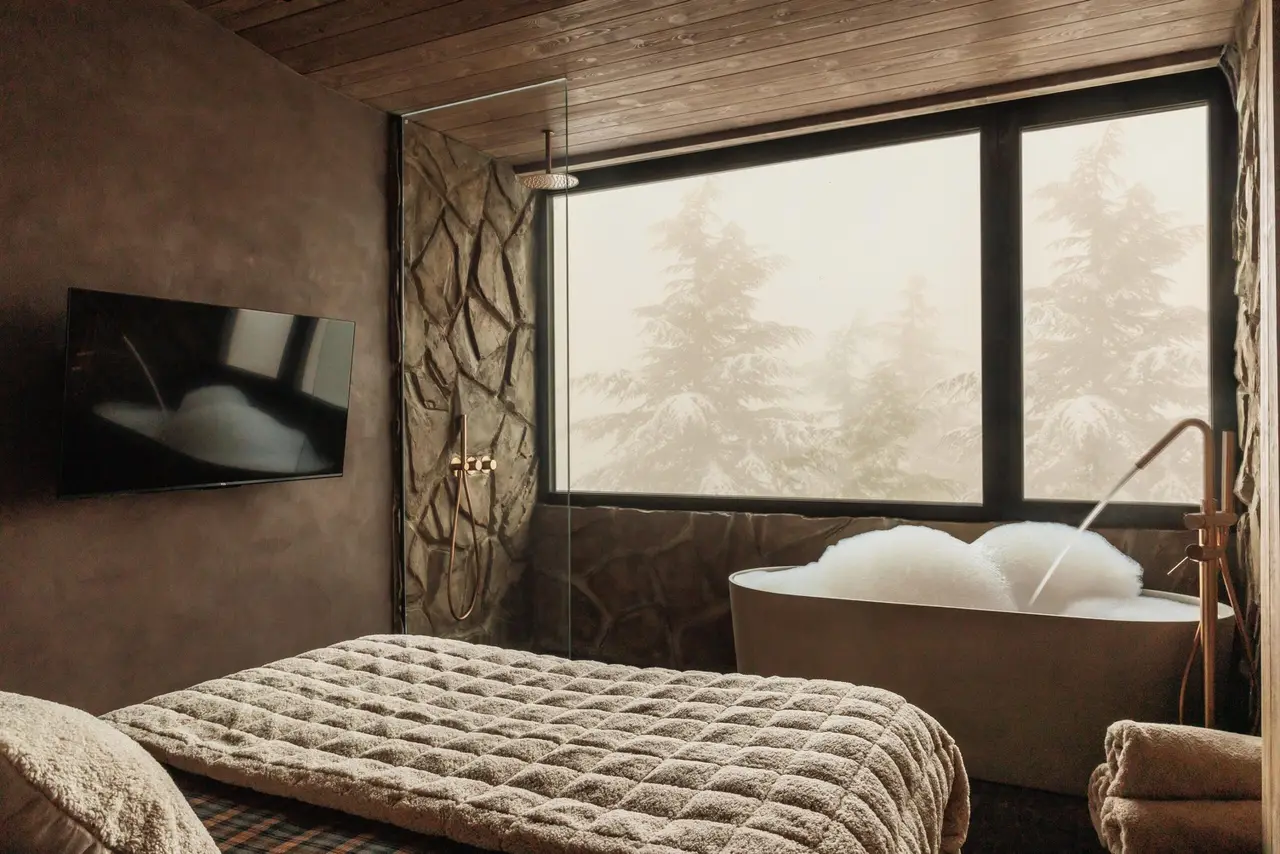 Dormitorio principal con bañera exenta junto a la ventana