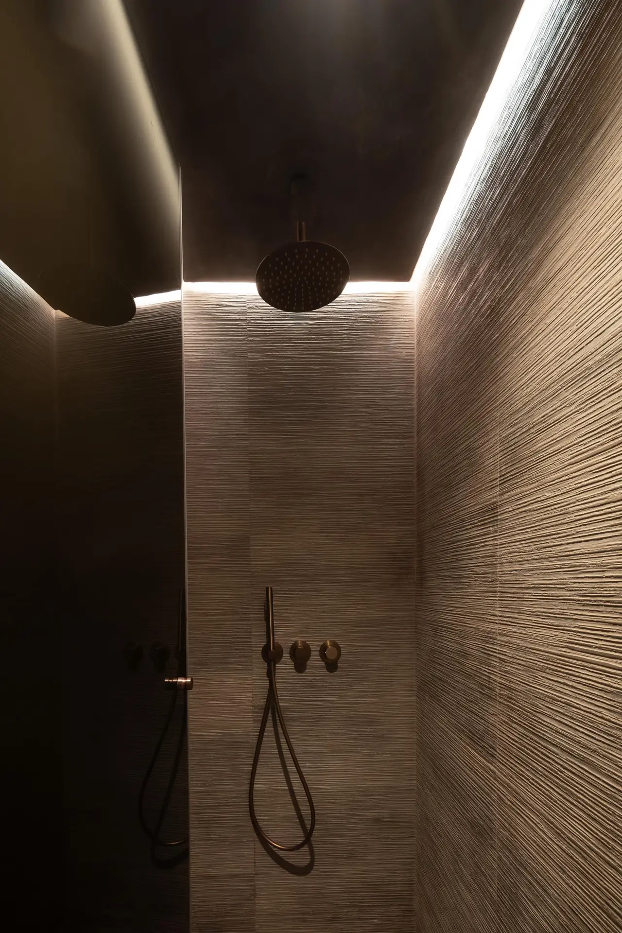 Ducha con iluminación indirecta