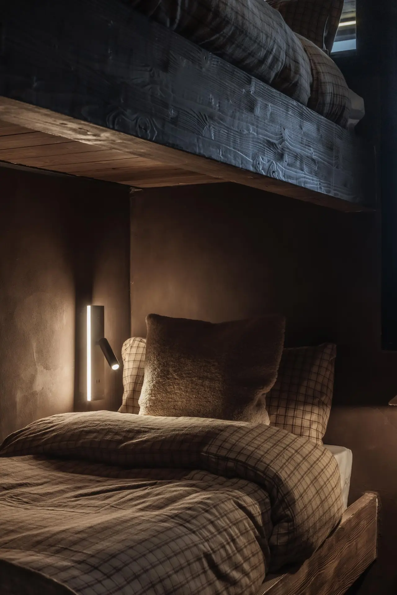 Cama inferior de la habitación de literas