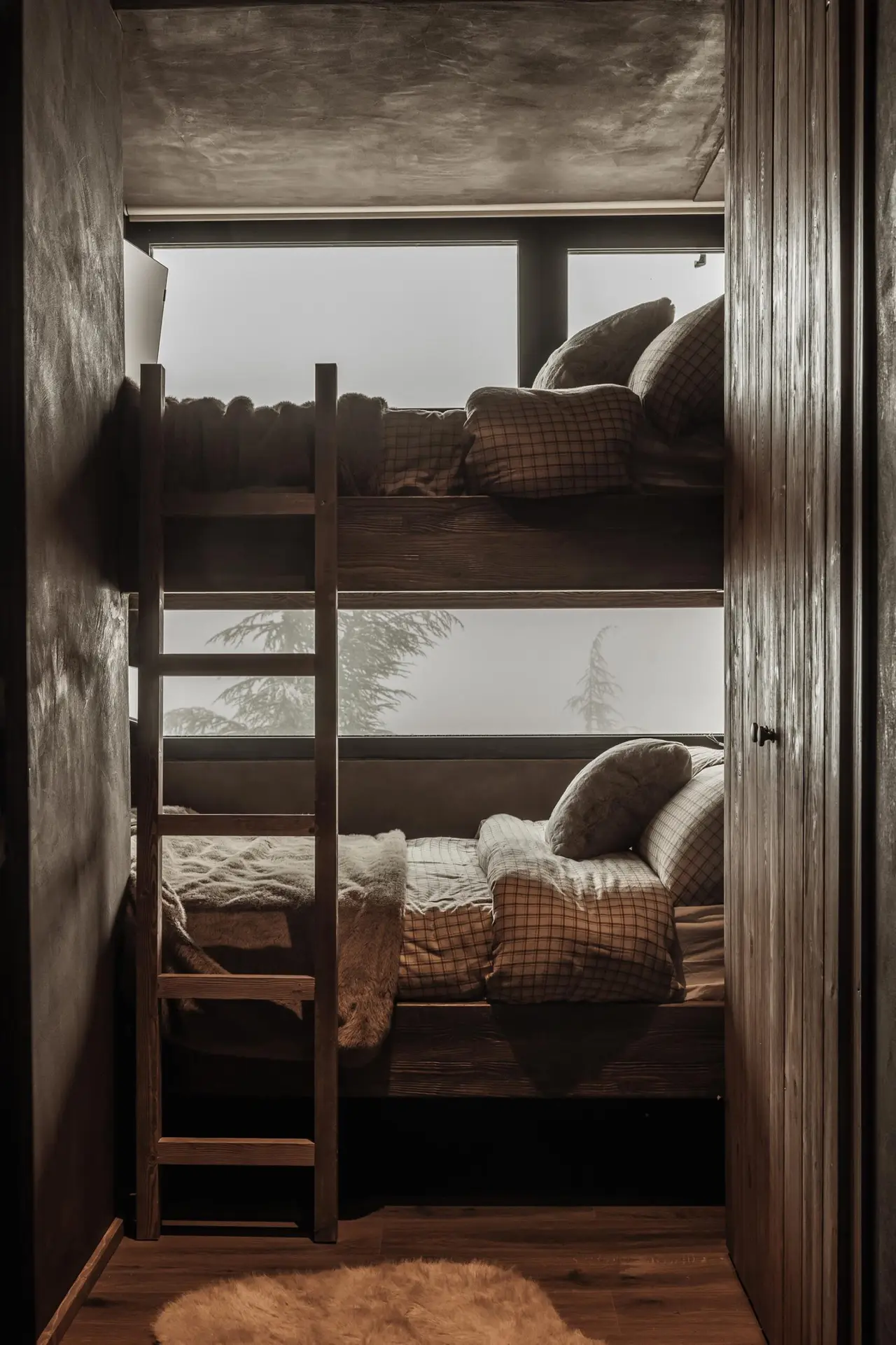 Habitación con literas de madera