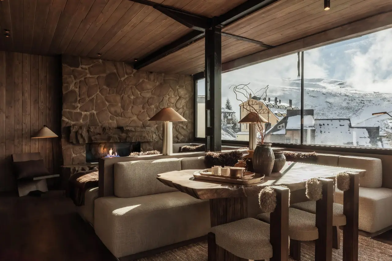 Salón de Refugio Nevado con vistas a la sierra nevada