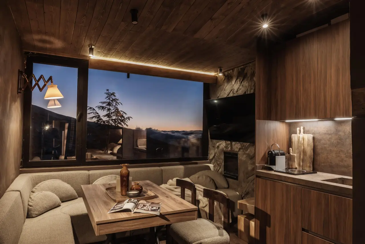 Salón de Suite Nevada al atardecer con vistas a la montaña